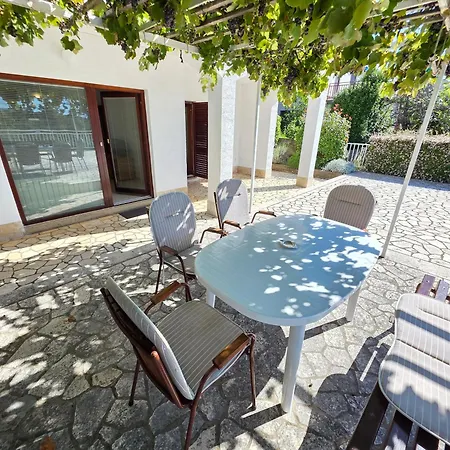 Boti With Terrace Apartament